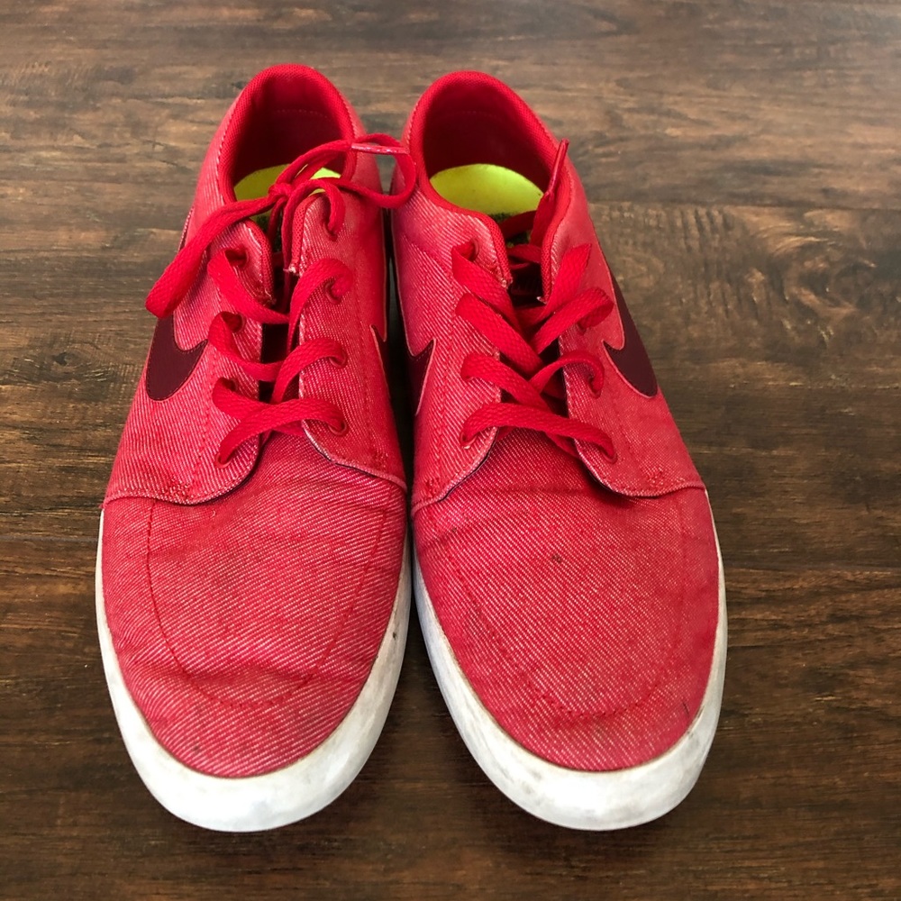 Red Nike’s